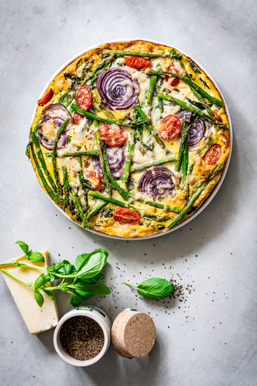 Quiche, of hartige taart vind ik altijd één van de lekkerste dingen om te maken, weer eens wat anders dan een plaattaart. Het maakt niet uit wat je hiervoor gebruikt, ideaal dus voor een restjesdag. In de diepvries ligt er dan ook vrijwel altijd een pakje bladerdeeg, onder andere voor dit soort gerechten.