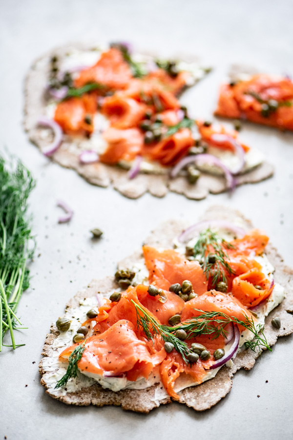 Verdeelstuk Diversiteit gesprek Yoghurtbrood met kruidenkaas en gerookte zalm - Voedzaam & Snel