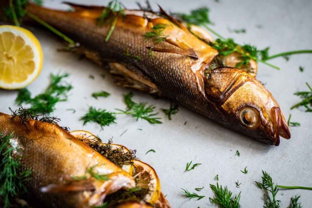 warm gerookte zeebaars van de BBQ