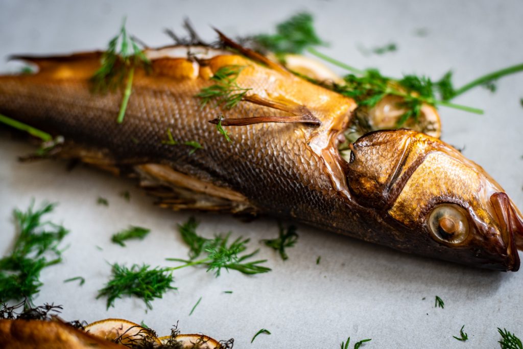 warm gerookte zeebaars van de barbecue