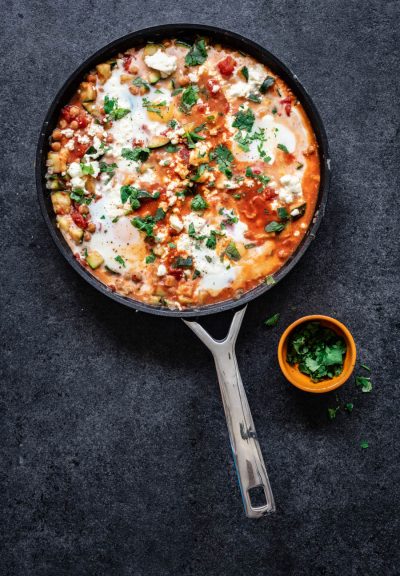 shakshuka met courgette en kikkererwten en feta