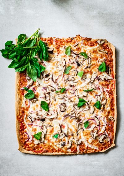 volkoren plaatpizza met venkel en kastanje champignons