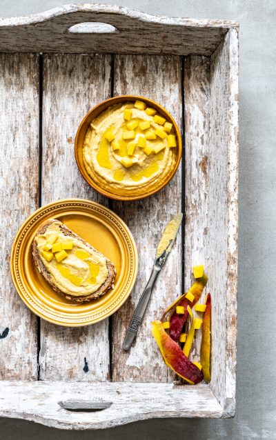 Foto van sandwich met hummus met mango