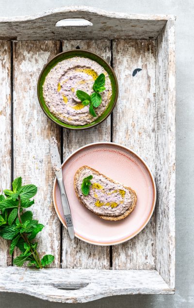 hummus met blauwe bessen en munt