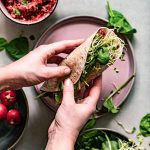 lunchwrap met muhamarra spinazie radijs en avocado