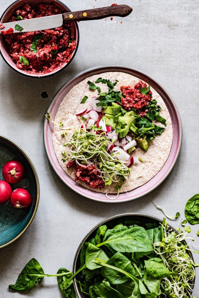 lunchwrap met muhamarra spinazie radijs en avocado