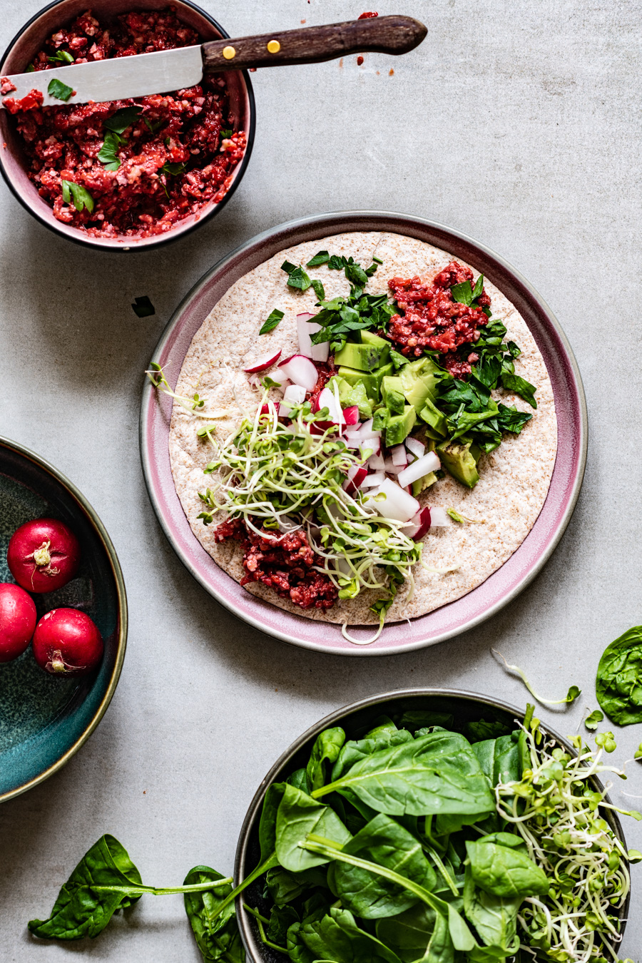 lunchwrap met muhamarra spinazie radijs en avocado