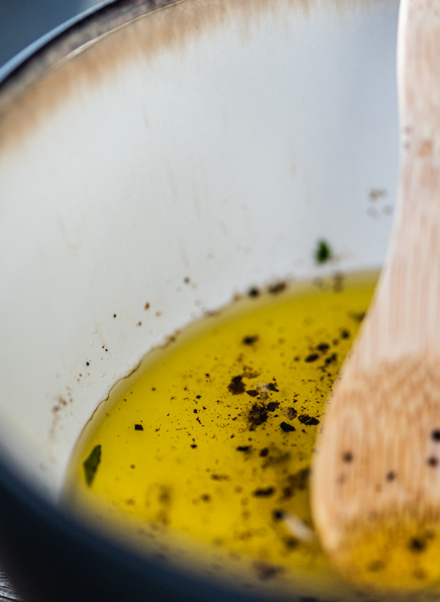 dressing van olijfolie en citroen