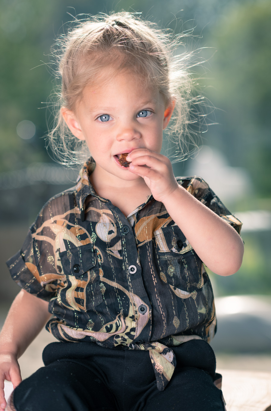 Ella eet havermoutkoekjes