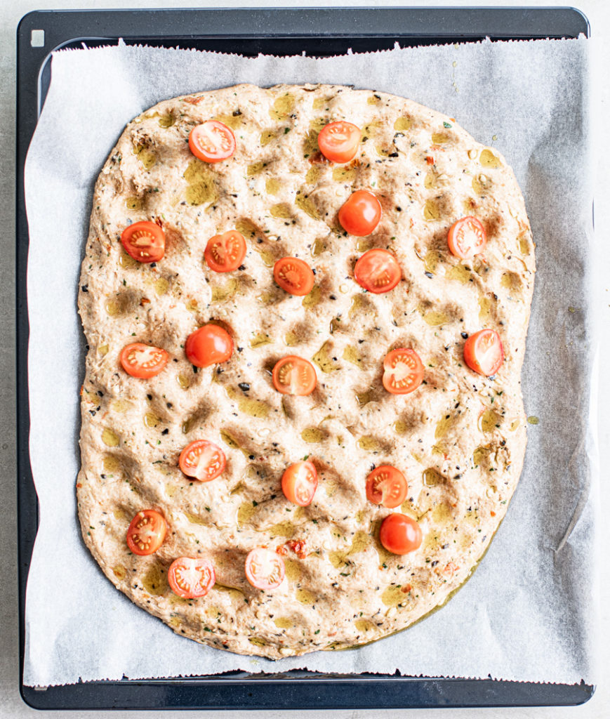 Voordat de focaccia in de oven gaat