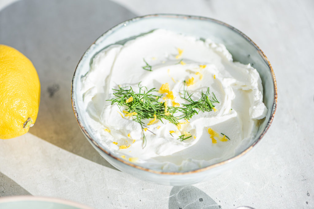 citroensoep met zalmsnippers en Griekse yoghurt