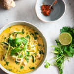 kip kokos soep met noedels van courgette