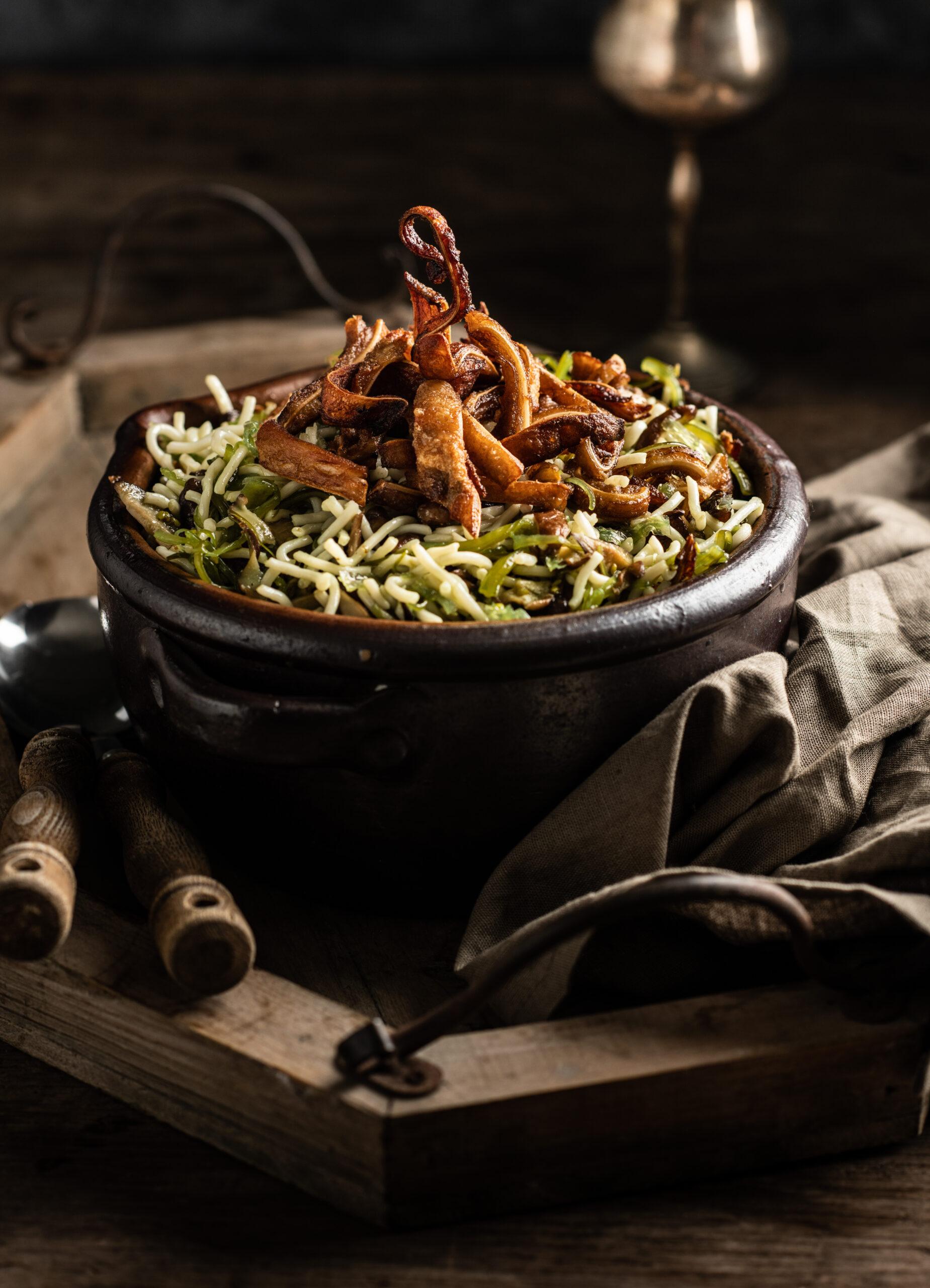 Noedelsalade met krokante varkensoren
