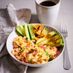 breakfast bowl met scrambled eggs