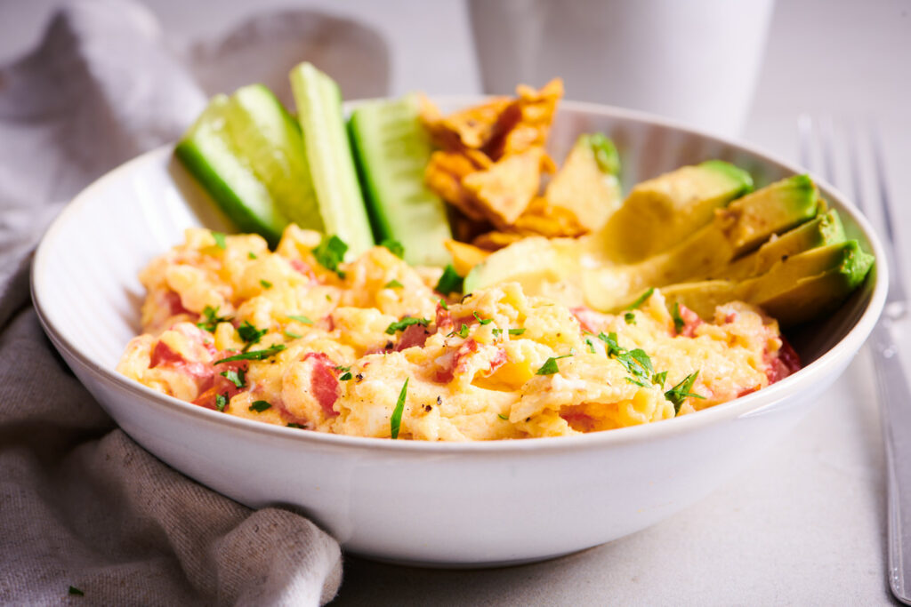 breakfast bowl met scrambled eggs