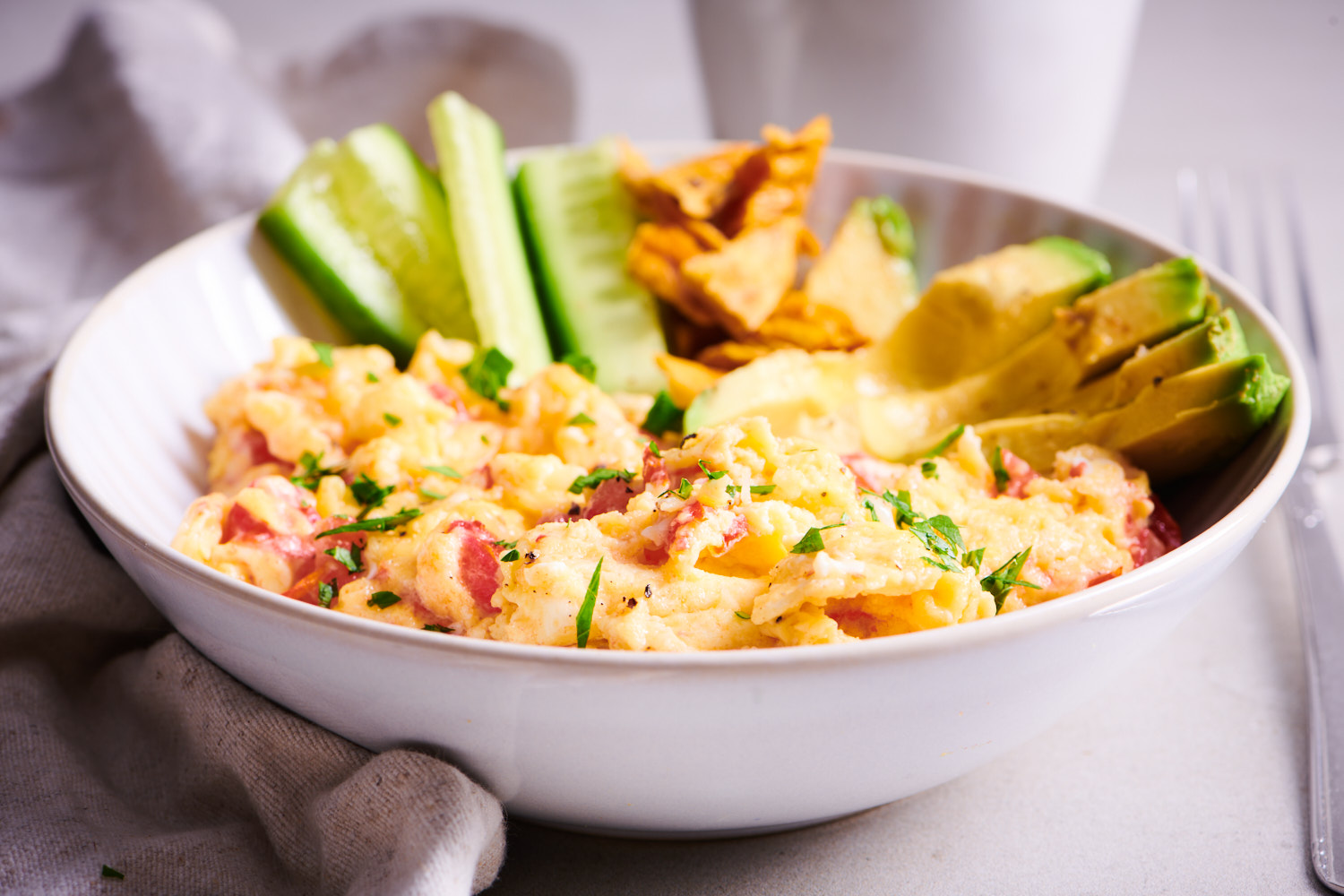breakfast bowl met scrambled eggs