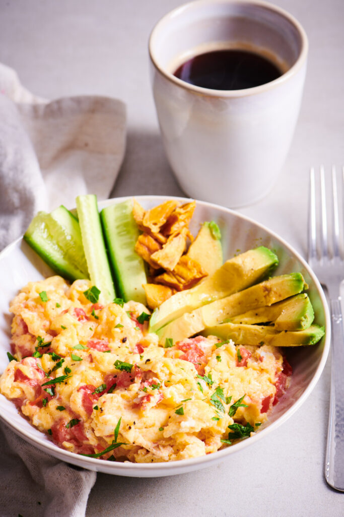 breakfast bowl met ei avocado en gedroogde mango