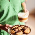 gemberkoekjes met chocolade en cappuccino